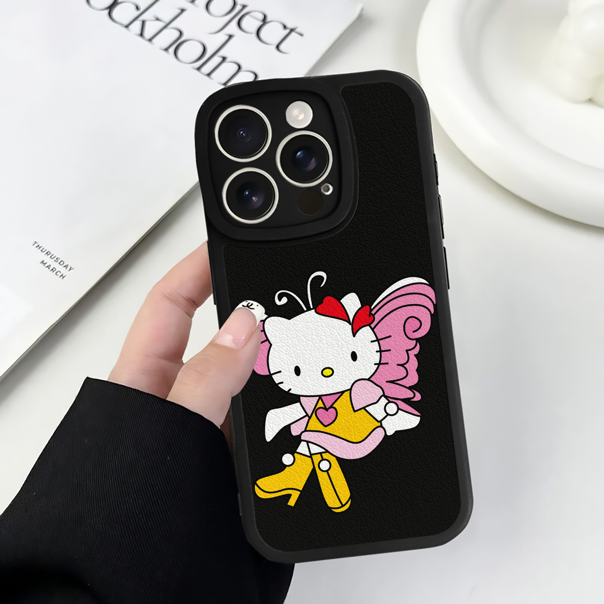 （画像用） Hello Kitty ハローキティ 【iPhone 16シリーズ対応】シリコンスマホケース（レザー調） 材質：シリコン
